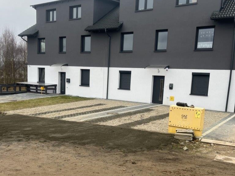 Parking samochodowy, usuwanie trawnika, wysypanie kamieni ROMBUD